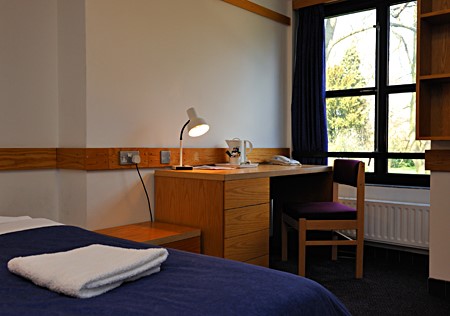 Tečajniki bivajo v eno- ali dvoposteljnih sobah v študentskem domu (dorm).